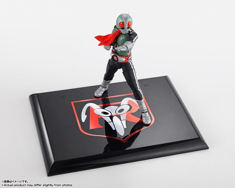 仮面ライダー「S.H.Figuarts（真骨彫製法） 仮面ライダー新1号 栄光の昭和ライダーエディション（初回限定台座付属）」のフィギュア画像