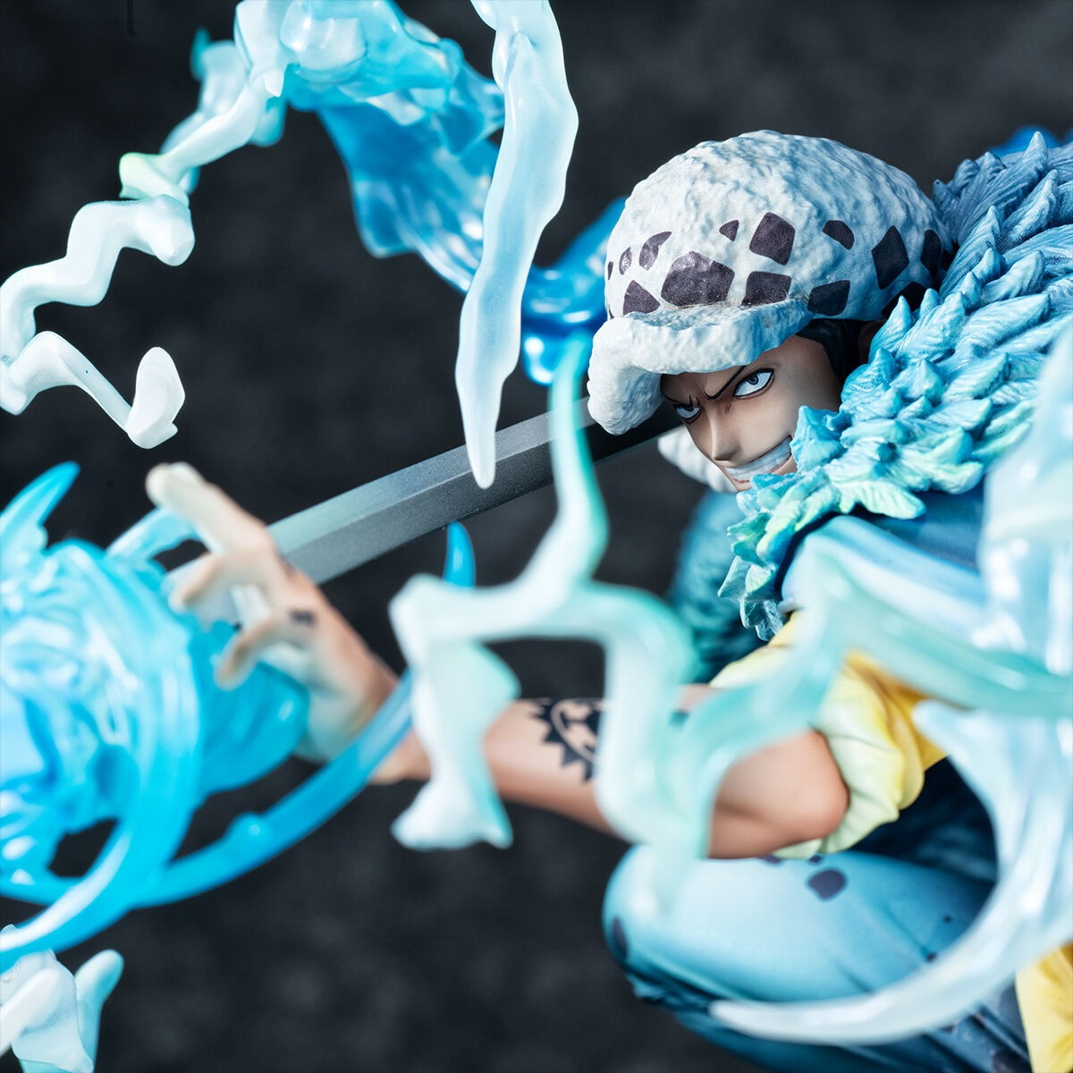 ONE PIECE「Portrait.Of.Pirates ワンピース “WA-MAXIMUM” “死の外科医” トラファルガー・ロー【覚醒】」のフィギュア画像