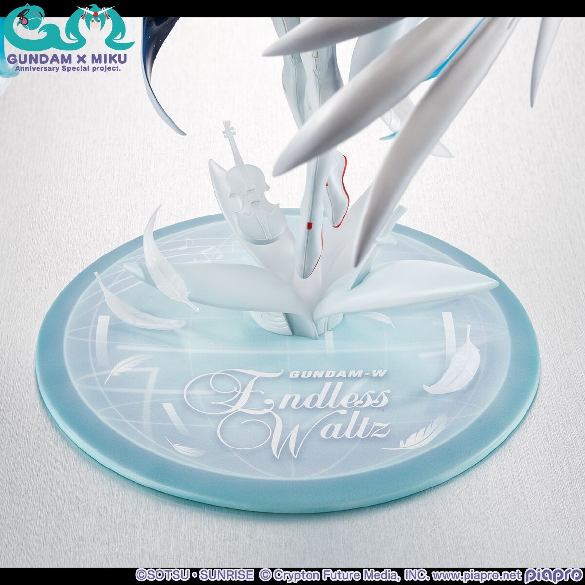 機動戦士ガンダム45周年×初音ミク「Lucrea 初音ミク×ウイングガンダムゼロ EW」のフィギュア画像