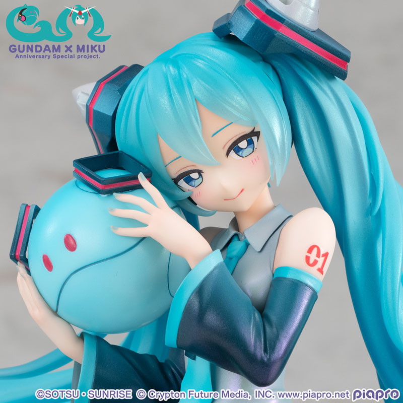 「機動戦士ガンダム45周年×初音ミク」初音ミク×ダブルオーガンダムのフィギュア画像
