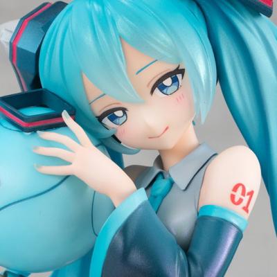 「機動戦士ガンダム45周年×初音ミク」初音ミク×ダブルオーガンダムのフィギュア