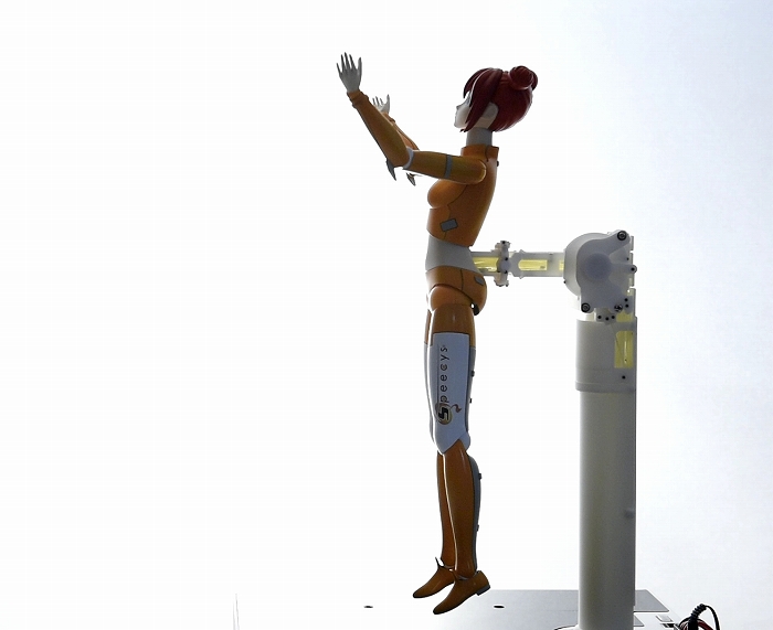世界初!歌って踊れるロボットアイドル「高坂ここな」が発表―プレミアム・インセンティブショーでデビューイベントを開催