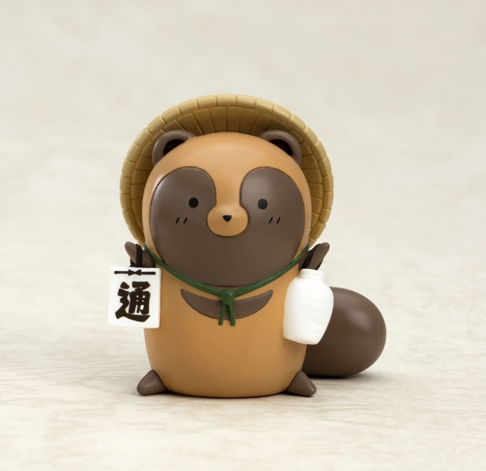 イラストレーター・アタモト氏が描く『タヌキとキツネ』が置物姿で立体化!