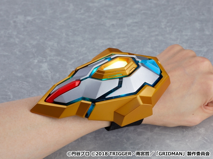 「SSSS.GRIDMAN」より“アクセスフラッシュ”するためのブレスレット型アイテム「プライマルアクセプター」の1/1スケールトイが登場!