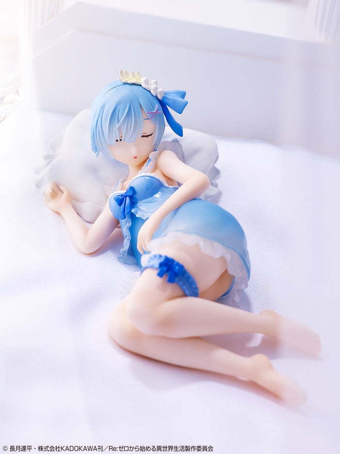 「Re:ゼロ」よりオリジナルデザイン部屋着の「エミリア」と「レム」が一番くじで立体化!新キャラ「エキドナ」も初登場