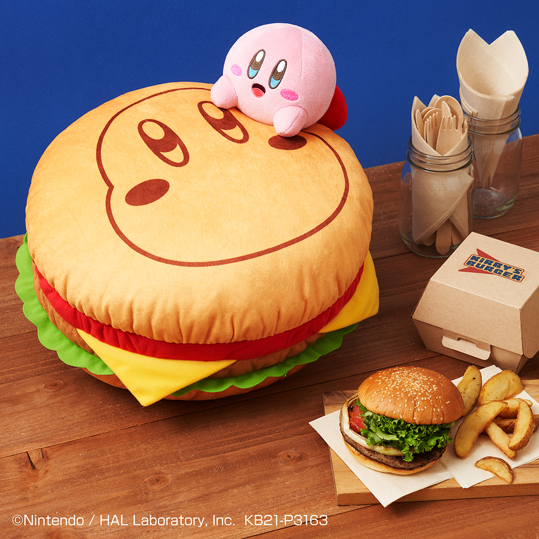 「星のカービィ」カービィのマスコットがとびついたバーガー型のクッションなどをラインナップしたハンバーガーテーマの一番くじが登場！