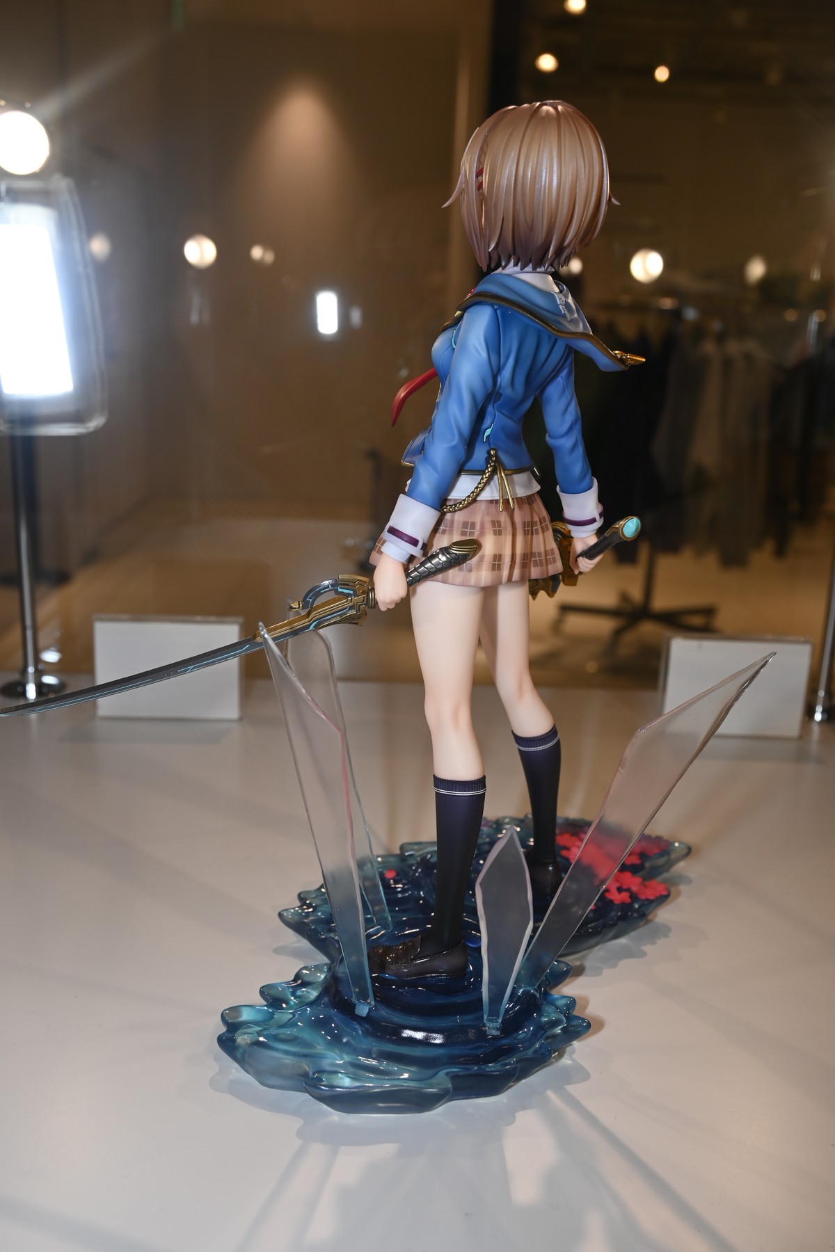 「ヘブンバーンズレッド」茅森月歌の等身大・スケール各フィギュアが渋谷PARCOの「1／ ONE SLASH」に登場！