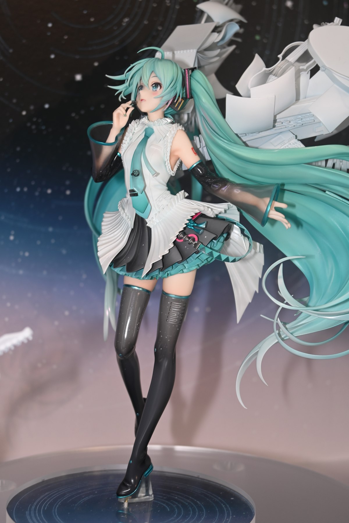 【初音ミク Happy 16th Birthday スケールフィギュア展示会フォトレポート】「初音ミク Happy 16th Birthday Ver.」や、過去に発表された初音ミクのフィギュアを紹介！