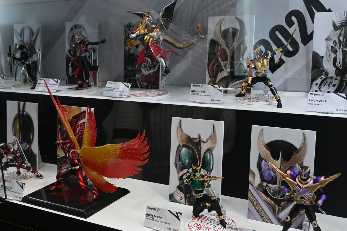 【真骨彫製法10周年記念展 -手のひらの英雄（ヒーロー）たち-フォトレポート】過去に発表されたS.H.Figuarts（真骨彫製法）のフィギュアや、「仮面ライダーカブト ライダーフォーム」といった開催記念フィギュアなどを紹介！