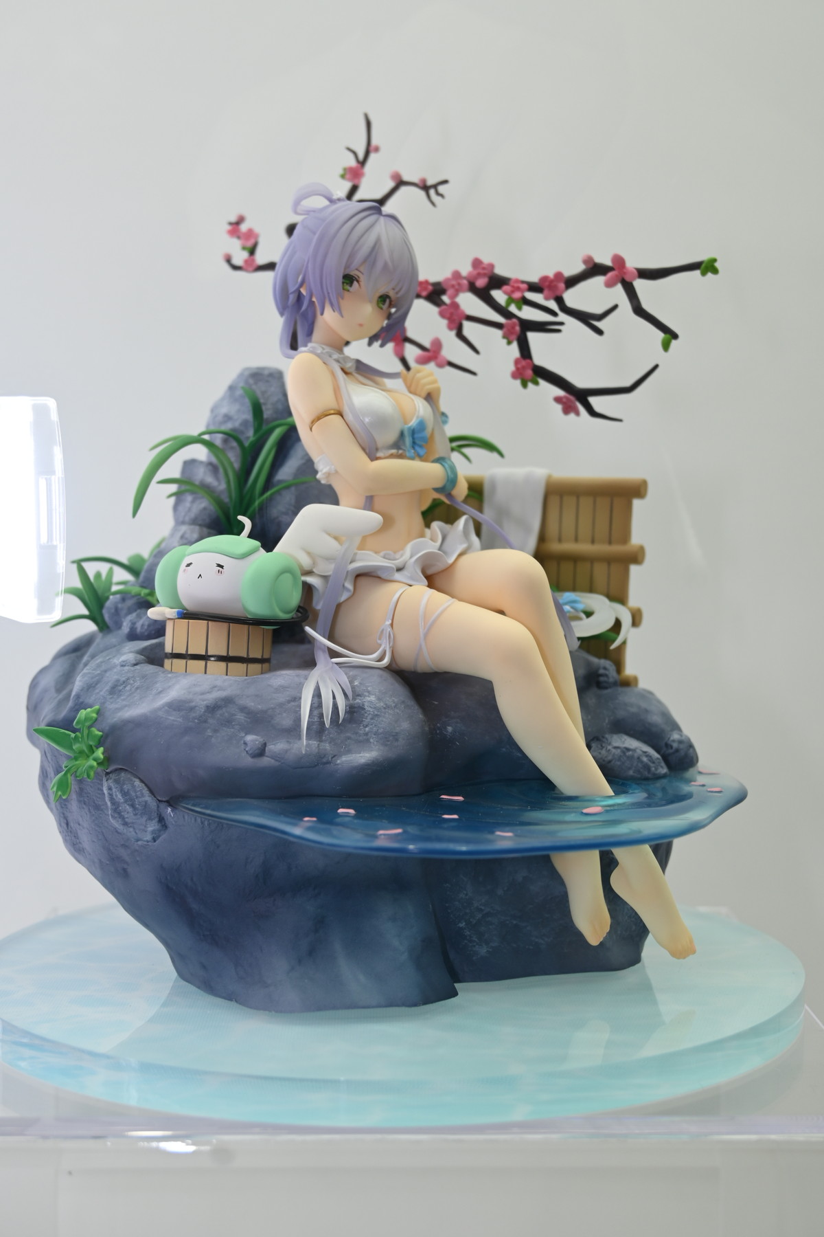 【ワンフェス2025冬フォトレポート】あみあみホビーキャンプブースから「勝利の女神：NIKKE」クラウン、APEXTOYSブースから「アズールレーン」ニュージャージーなどのフィギュアを紹介！