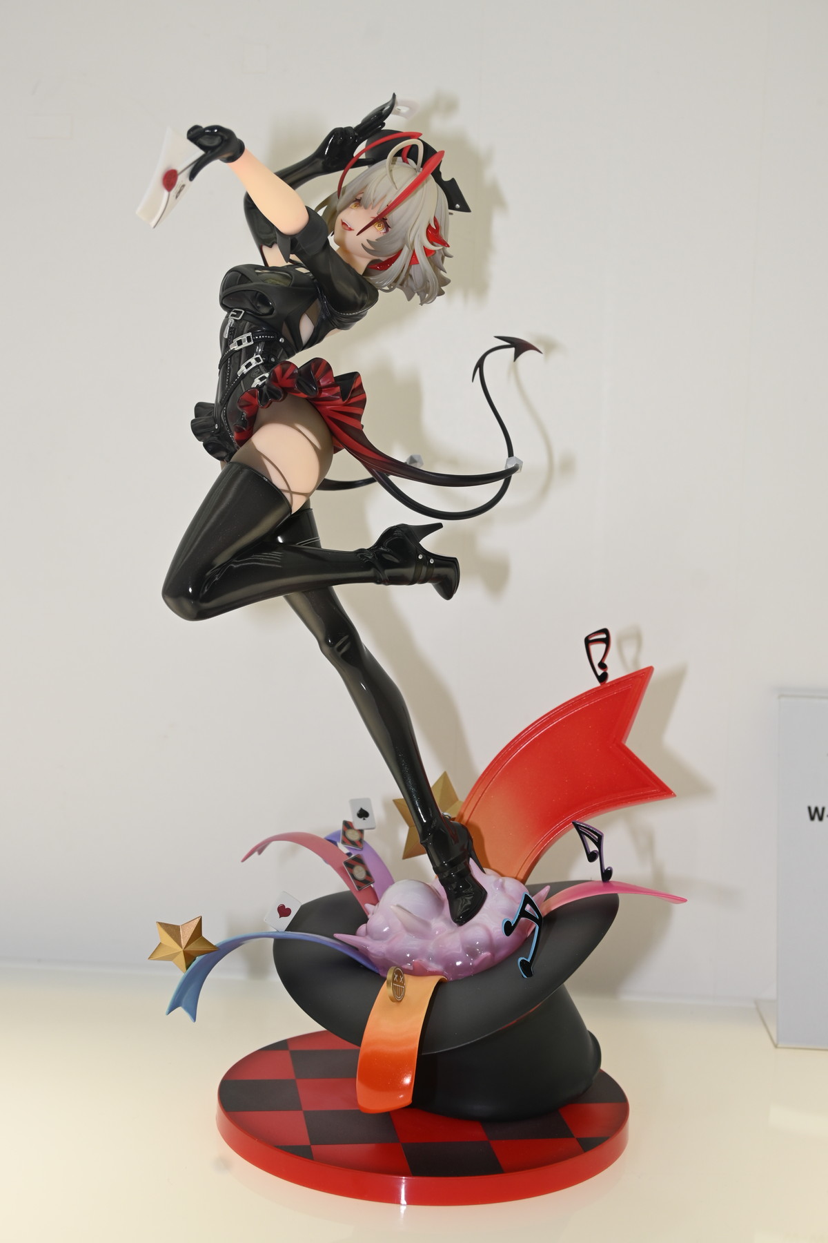 【ワンフェス2025冬フォトレポート】あみあみホビーキャンプブースから「勝利の女神：NIKKE」クラウン、APEXTOYSブースから「アズールレーン」ニュージャージーなどのフィギュアを紹介！