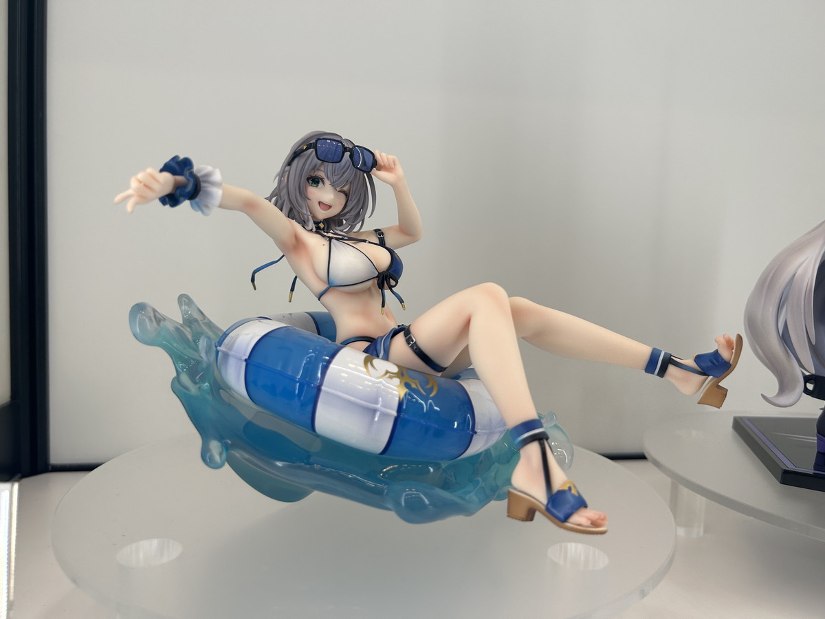 【スマイルフェス2025フォトレポート】「ホロライブプロダクション」AZKiや「勝利の女神:NIKKE」ドロシーなどのフィギュアを紹介!