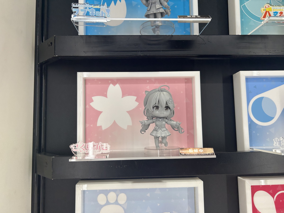 【スマイルフェス2025フォトレポート】「ホロライブプロダクション」AZKiや「勝利の女神:NIKKE」ドロシーなどのフィギュアを紹介!