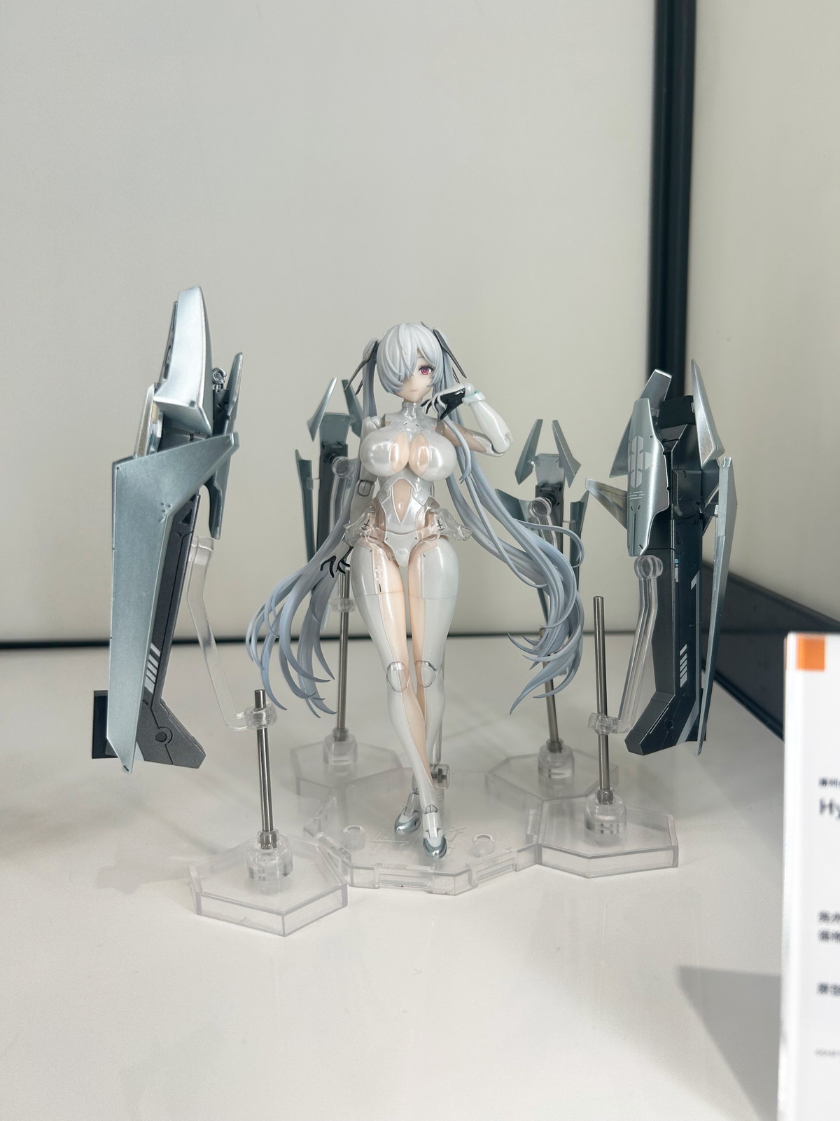 【スマイルフェス2025フォトレポート】「ホロライブプロダクション」AZKiや「勝利の女神:NIKKE」ドロシーなどのフィギュアを紹介!