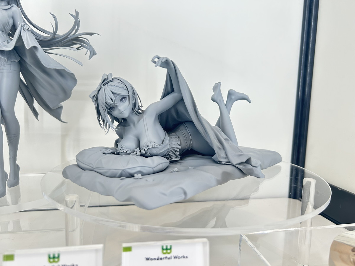 【スマイルフェス2025フォトレポート】「勝利の女神:NIKKE」アリスや「ユミアのアトリエ ~追憶の錬金術士と幻創の地~」ユミア・リースフェルトなどのフィギュアを紹介!