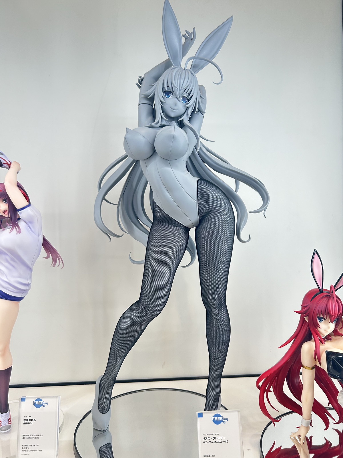 【スマイルフェス2025フォトレポート】「勝利の女神:NIKKE」アリスや「ユミアのアトリエ ~追憶の錬金術士と幻創の地~」ユミア・リースフェルトなどのフィギュアを紹介!