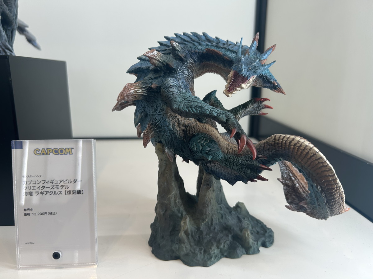 【スマイルフェス2025フォトレポート】「ネコぱら」ショコラ、バニラや「ダンジョン飯」ファリンなどのフィギュアを紹介！