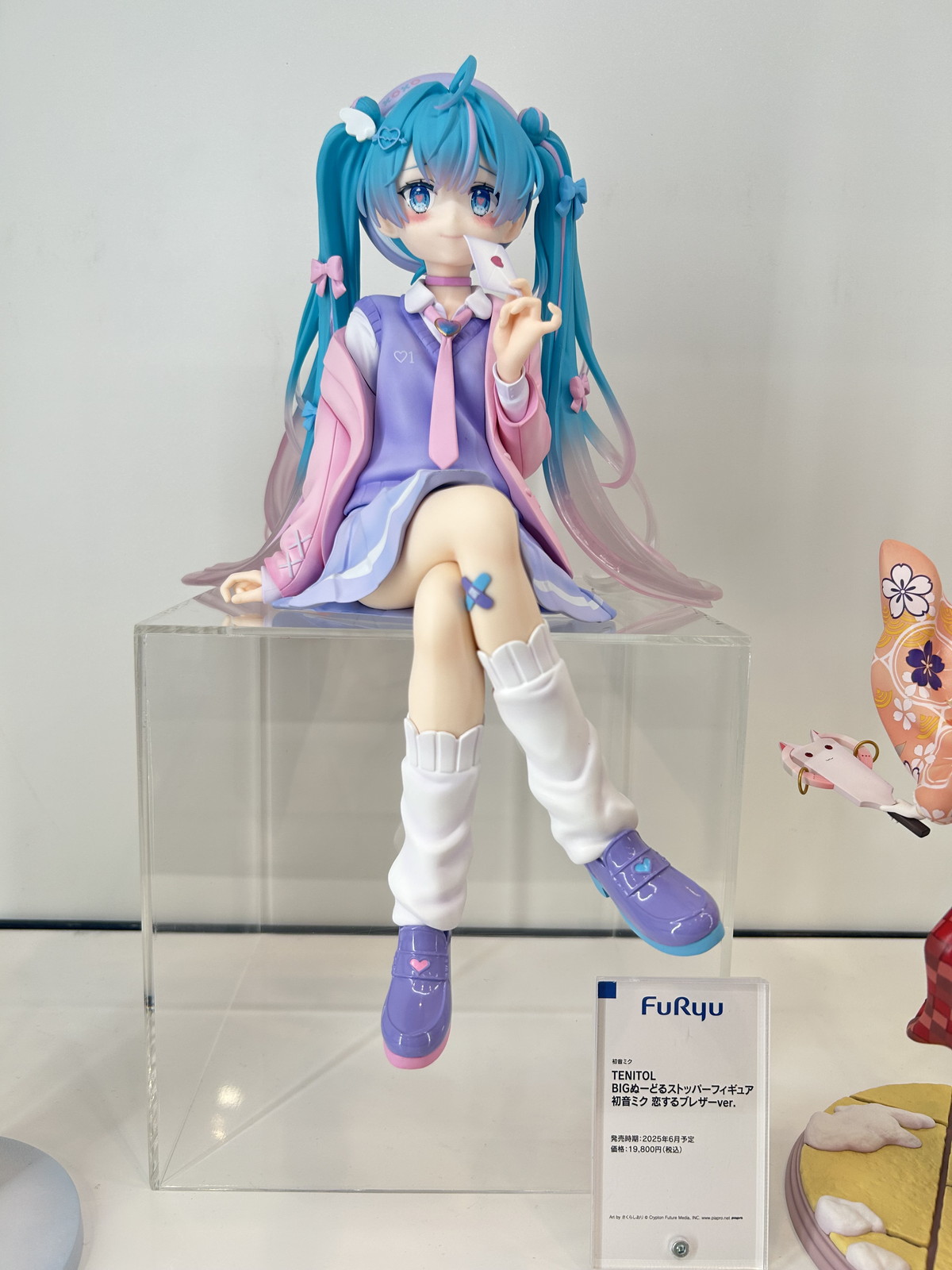 【スマイルフェス2025フォトレポート】「ネコぱら」ショコラ、バニラや「ダンジョン飯」ファリンなどのフィギュアを紹介！