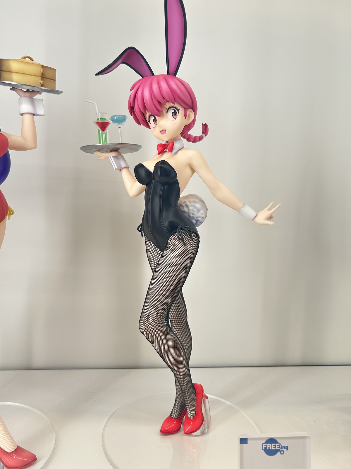 【スマイルフェス2025フォトレポート】「ネコぱら」ショコラ、バニラや「ダンジョン飯」ファリンなどのフィギュアを紹介！