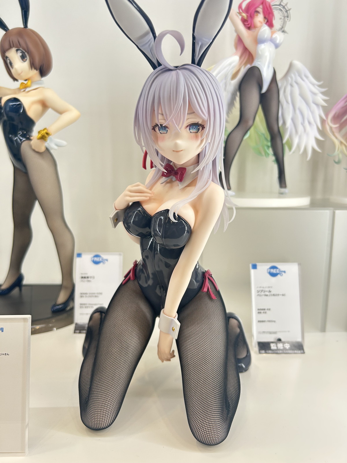 【スマイルフェス2025フォトレポート】「ネコぱら」ショコラ、バニラや「ダンジョン飯」ファリンなどのフィギュアを紹介！
