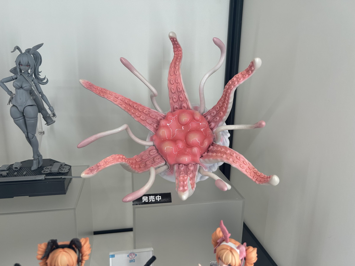 【スマイルフェス2025フォトレポート】「ネコぱら」ショコラ、バニラや「ダンジョン飯」ファリンなどのフィギュアを紹介！