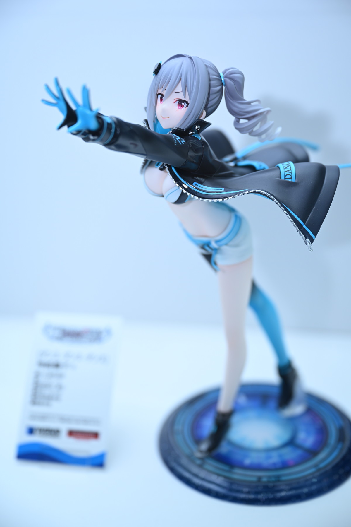 【ワンフェス2025夏フォトレポート】ウェーブブースから「アイドルマスター シンデレラガールズ」高垣楓、X-PLUSブースから「勝利の女神:NIKKE」アリスなどのフィギュアを紹介!