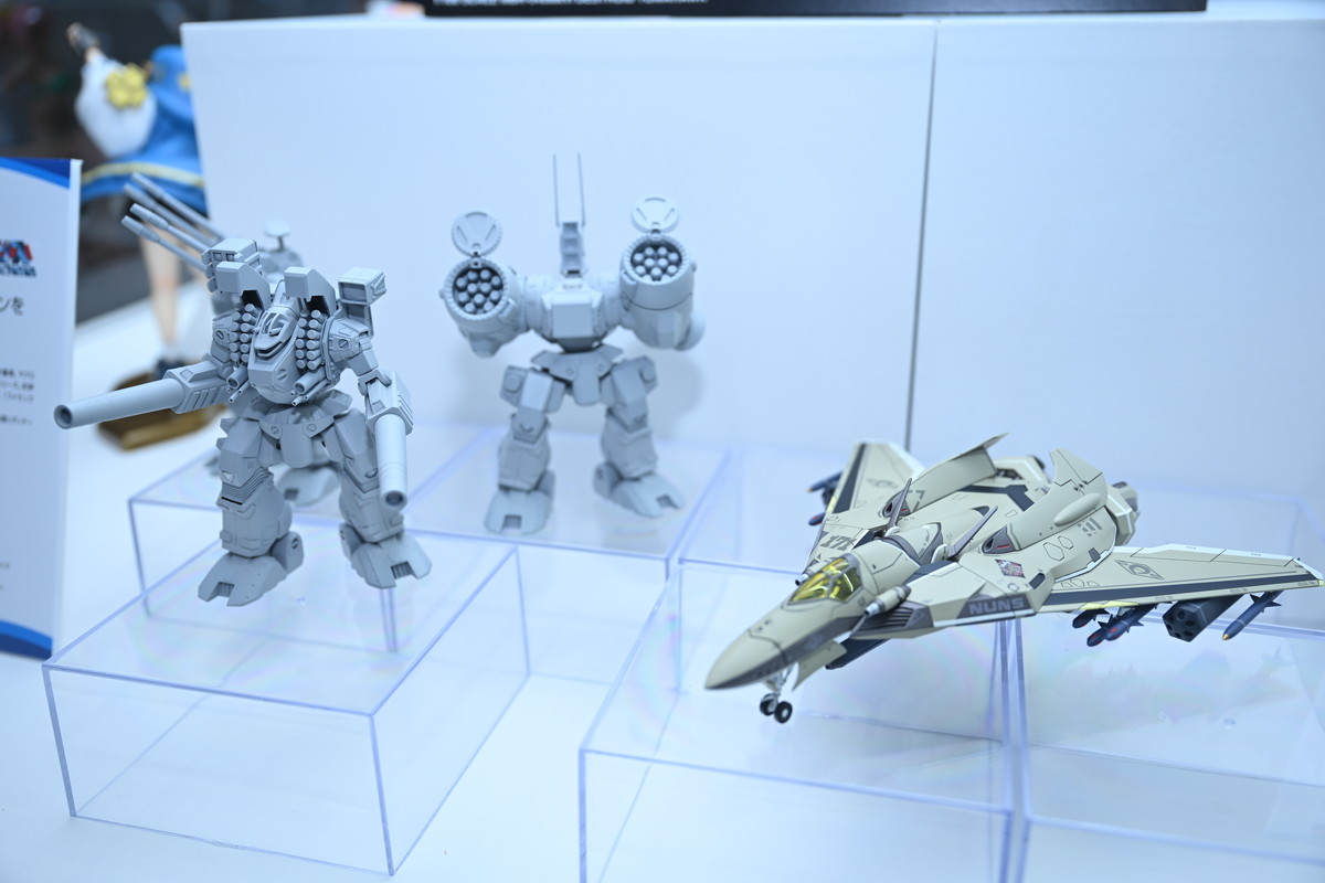 【ワンフェス2025夏フォトレポート】ウェーブブースから「アイドルマスター シンデレラガールズ」高垣楓、X-PLUSブースから「勝利の女神:NIKKE」アリスなどのフィギュアを紹介!
