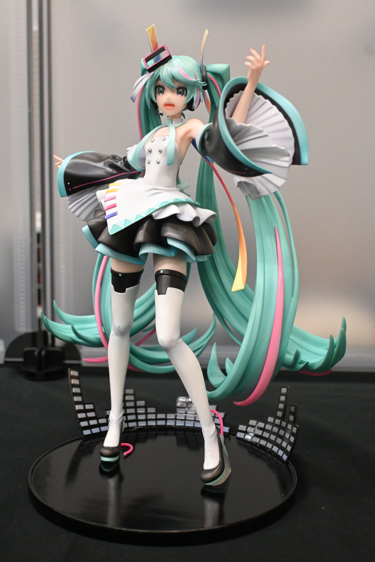 【ホビーメーカー合同展示商談会2025夏フォトレポート】「アズールレーン」ブレマートンや「ブルーアーカイブ」アコ、「小林さんちのメイドラゴン」イルルなどのフィギュアを紹介!