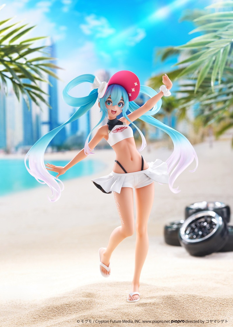 日焼けした夏らしい初音ミクをフリューがフィギュア化！8月上旬より「Trio-Try-iT Figure－レーシングミク 2024 Summer Holiday Ver. －」が登場！「レーシングミク 2025」のプライズも制作進行中